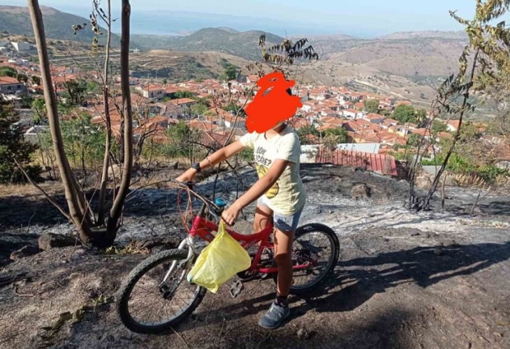 Дете с колело спази пожарникарите в Гърция СНИМКА