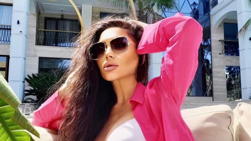 Хитова фолк певица кърми на плажа СНИМКА 18